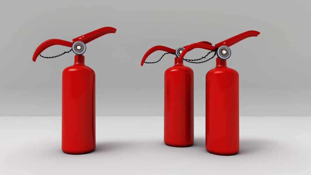 No es por el tamaño o el tipo de fuego que pueden apagar, la diferencia entre extintor o extinguidor es por lenguaje.